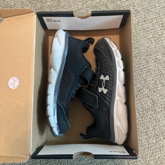 Under Armour PS Assert 8 AC - Picture 3 of 5